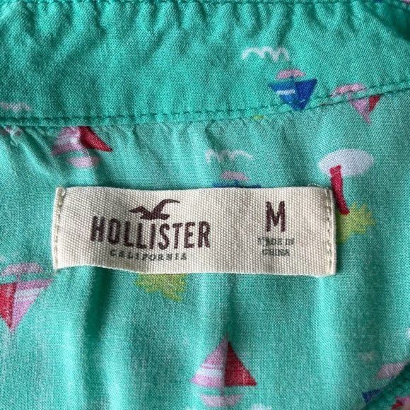 •Hollister• Sleeveless Teal Blue Sailboat Button Down Blouse - Size Medium - Picture 2 of 7